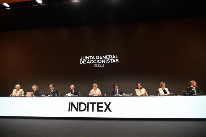 Archivo - En el centro, el consejero delegado de Inditex, Óscar García Maceiras, y la presidenta de Inditex, Marta Ortega, junto con el resto de miembros del Consejo de Administración durante la primera convocatoria de la Junta General de Accionistas de