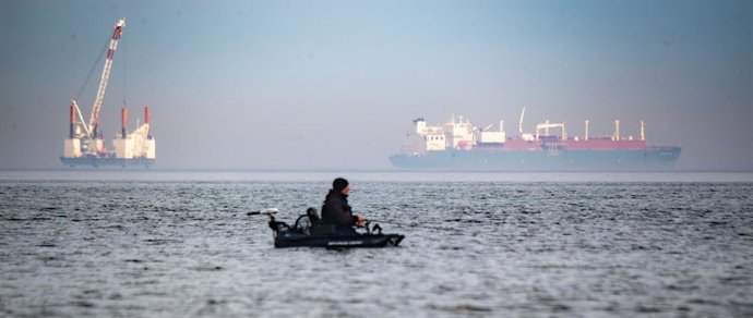 Archivo - 19 March 2023, Mecklenburg-Western Pomerania, Sellin: The offshore working platform "JB119" and the LNG tanker "Seapeak Hispania" are located on the Baltic Sea off the Baltic resort Sellin. Preliminary work has begun for the construction of tw