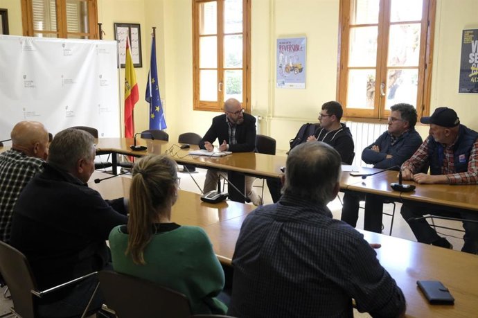 El director general de Agricultura, Ganadería y Desarrollo Rural, Fernando Fernández, en una reunión con los ganaderos de vacuno de leche de Mallorca, ASAJA y Upa-AIA