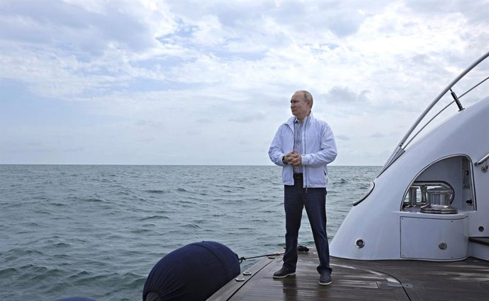 Archivo - STYLELOCATIONRussian President Vladimir Putin waits on the deck of a yacht to welcome Belarus President Alexander Lukashenko on the Black Sea May 29, 2021 in Sochi, Russia.