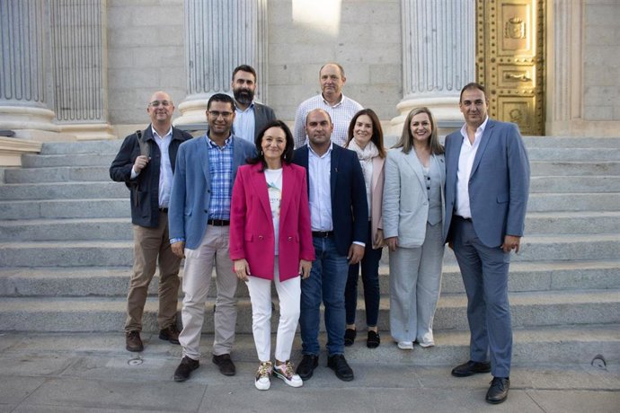 Crespín (centro), Serrano (2 dcha.) y el resto de la delegación socialista del Guadajoz, ante el Congreso de los Diputados.