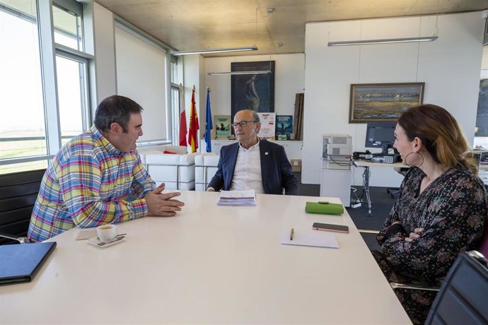 El consejero de Industria, Turismo, Innovación, Transporte y Comercio, Javier López Marcano (centro),  recibe al alcalde de Miera, José Miguel Crespo, en presencia de la directora general de Turismo, Marta Barca