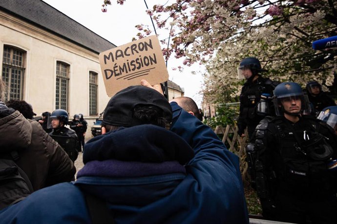 Un manifestante con un cartel en Saint-Denis