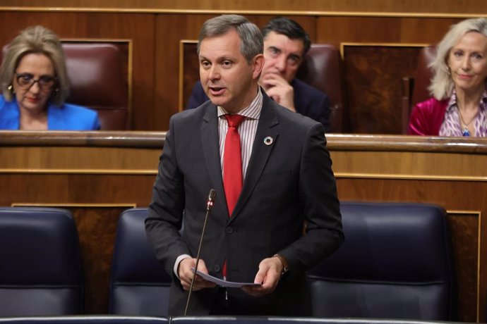 El ministro de Sanidad, José Miñones, interviene durante una sesión plenaria en el Congreso de los Diputados, a 29 de marzo de 2023, en Madrid (España).