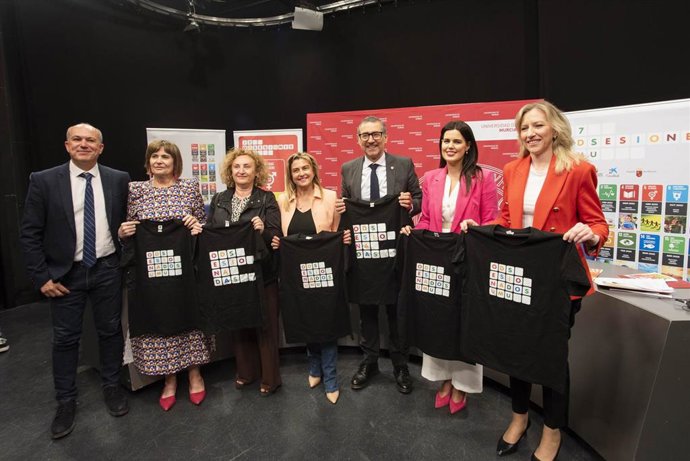 El rector de la UMU, José Luis, con representantes regionales de las formaciones políticas PSOE, PP, C's y Podemos, quienes han debatido sobre políticas de igualdad en el marco del proyecto ODSesiones