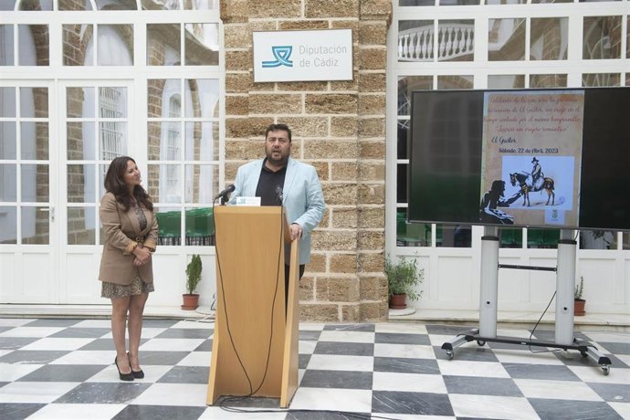 Jaime Armario con la alcaldesa de El Gastor.