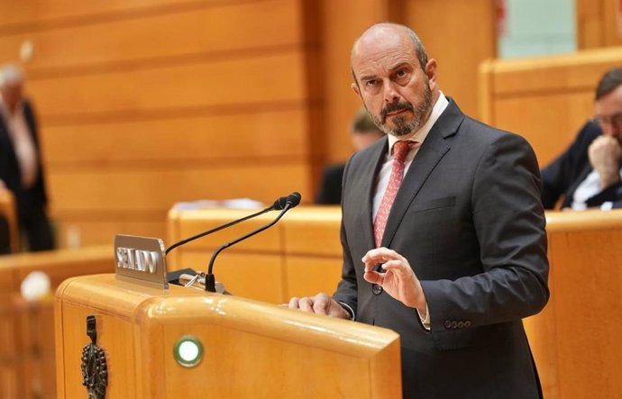 El expresidente de la Comunidad y vicesecretario de Coordinación Autonómica y Local del PP, Pedro Rollán, ha exigido este miércoles al Gobierno central en el Senado que lleve a cabo un "ambicioso" plan que dé soluciones a la "lamentable" a Cercanías.