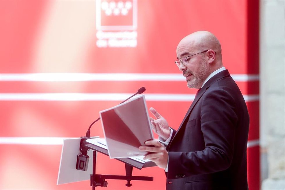 El delegado del Gobierno en la región, Francisco Martín, ofrece declaraciones en la Real Casa de Correos, a 19 de abril de 2023, en Madrid (España). Este es el primer encuentro institucional desde la toma de posesión del delegado del Gobierno en la regi