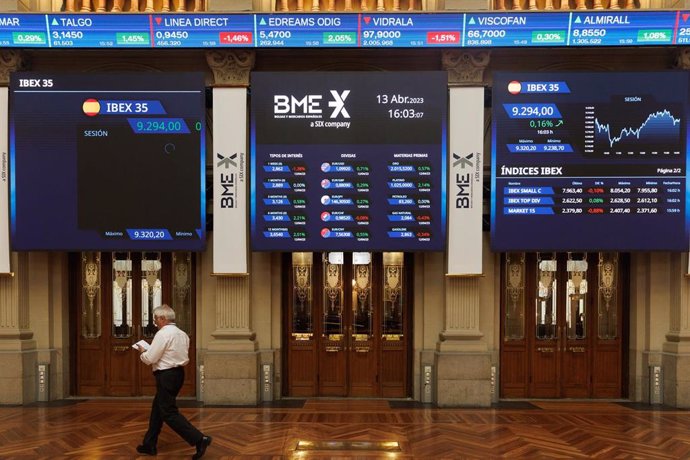 Un panel del IBEX 35 en el Palacio de la Bolsa, a 13 de abril de 2023, en Madrid (España). Las acciones de Ferrovial han amanecido hoy con un avance del 0,48%, hasta los 27,27 euros por título, el día de su histórica junta de accionistas para decidir 
