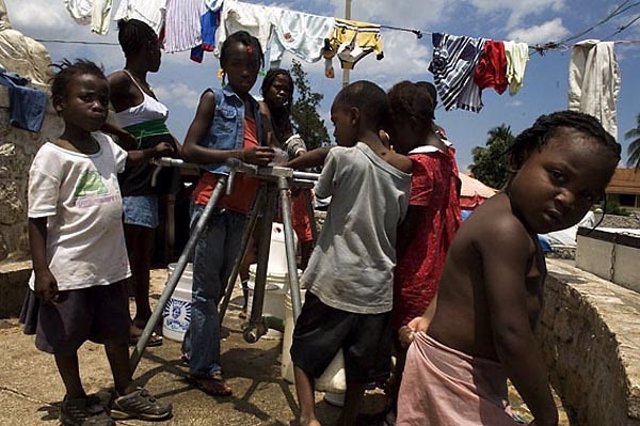 Archivo - Un grupo de niños en Haití