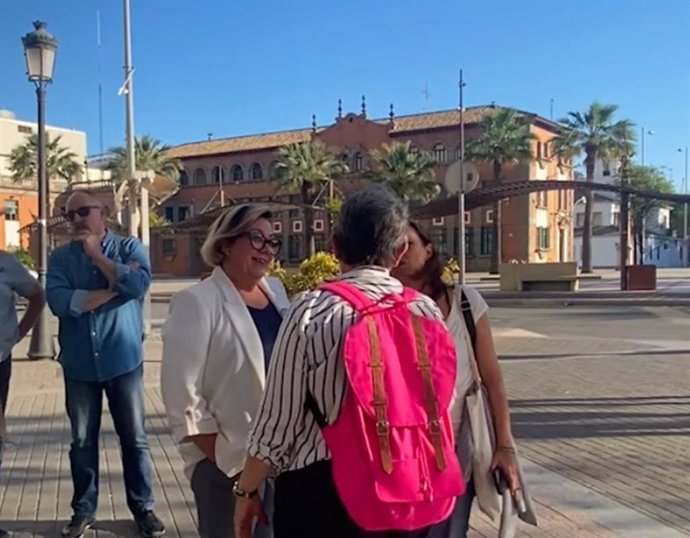 La candidata de La Izquierda de Huelva (Izquierda Unida, Podemos, Iniciativa del Pueblo Andaluz), Mónica Rossi, durante su visita a la barraida de Zafra.
