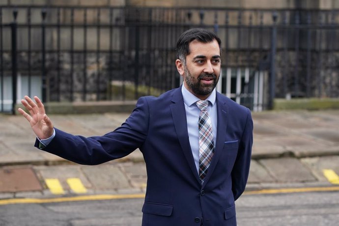 29 March 2023, United Kingdom, Edinburgh: Newly elected First Minister of Scotland Humza Yousaf speaks to the media outside Bute House, after holding his first cabinet meeting. Photo: Andrew Milligan/PA Wire/dpa
