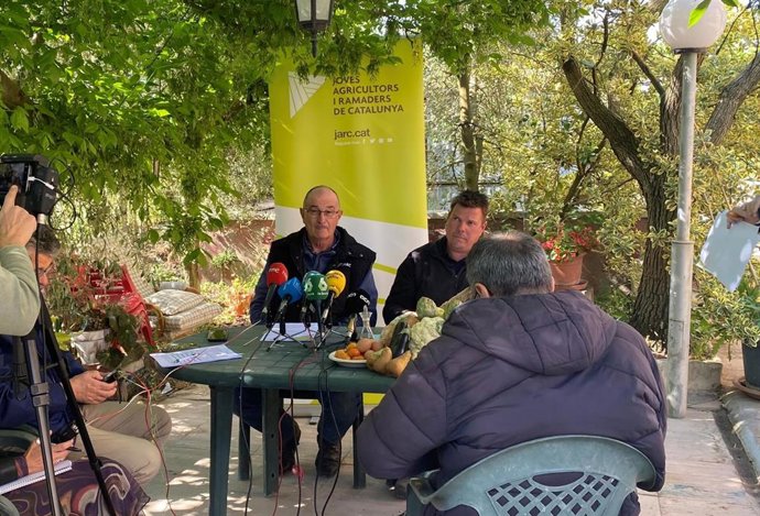 Representantes de la asociación agraria Joves Agricultors i Ramaders de Catalunya (Jarc) en rueda de prensa.