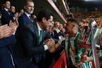 Moreno califica a Joaquín de "crack" y "genio": "Será siempre un embajador del Real Betis y de Andalucía"