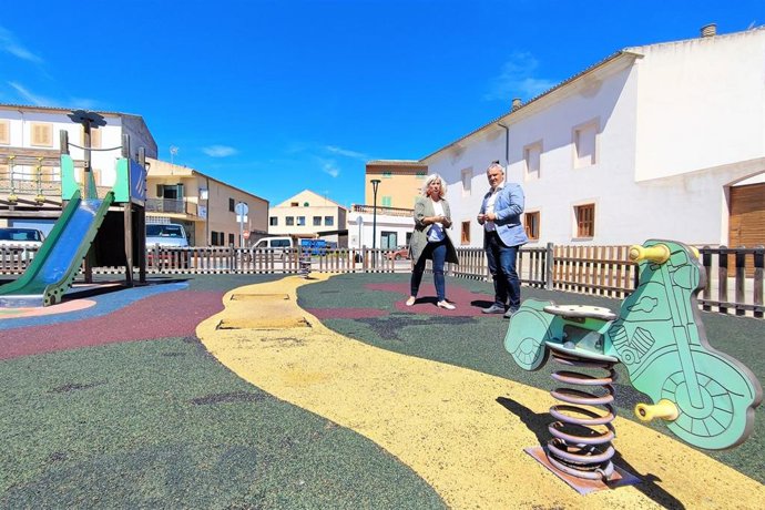 El candidato al Consell de Mallorca de MÉS per Mallorca, Jaume Alzamora, con la candidata de la formación en Campos, Anabel Riveras, en una visita a los parques infantiles del municipio.