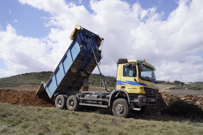 Archivo - Un camión trabaja en las obras de remodelación del nudo de Lodosa en la autopista AP-68, a 17 de marzo de 2023, en Lodosa, Navarra (España). Las obras se han realizado para mejorar la funcionalidad y movilidad del corredor viario. Previamente,