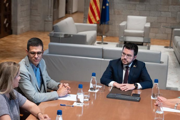El politólogo de la UPF Marc Sanjaume (i) y el presidente de la Generalitat de Catalunya, Pere Aragons (d), se reúnen con el consejo académico del acuerdo de claridad, a 19 de abril de 2023, en Barcelona, Cataluña (España). La Generalitat de Catalunya 