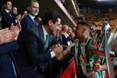 Foto: Moreno califica a Joaquín de "crack" y "genio": "Será siempre un embajador del Real Betis y de Andalucía"