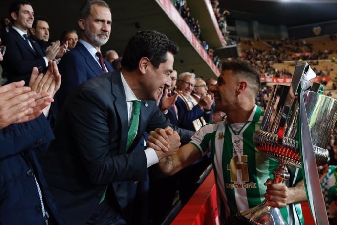Juanma Moreno, presidente de la Junta de Andalucía, felicita a Joaquín Sánchez tras ganar el Betis la final de la Copa del Rey en 2022 en el estadio sevillano de la Cartuja.