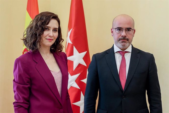 La presidenta de la Comunidad de Madrid, Isabel Díaz Ayuso, recibe al delegado del Gobierno en la región, Francisco Martín, en la Real Casa de Correos, a 19 de abril de 2023, en Madrid (España). Este es el primer encuentro institucional desde la toma de