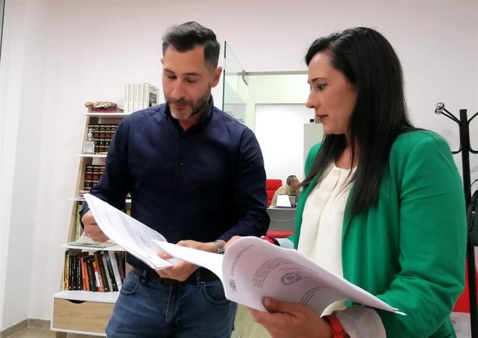 Rocío Arrabal con la docuentación de la denuncia en la sede del PSOE.