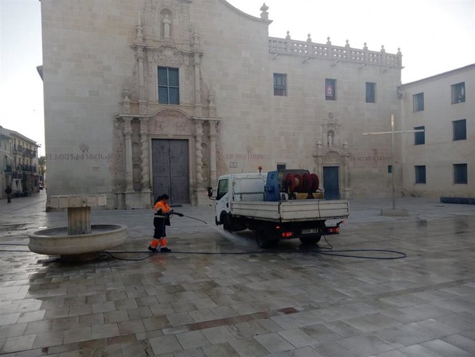 Operarios de limpieza del Ayuntamiento de Alicante en Santa Faz.