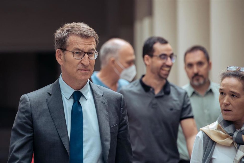 El presidente del PP, Alberto Núñez Feijóo, a su llegada a una sesión plenaria en el Senado, a 19 de abril de 2023, en Madrid (España). 