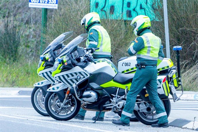 Archivo - Dos agentes de la Guardia Civil de Tráfico, en el Km 0,100 de la carretera M-511, intersección con la carretera M-502 durante la campaña especial de vigilancia y control de las condiciones del vehículo presentada por  la Dirección General de T