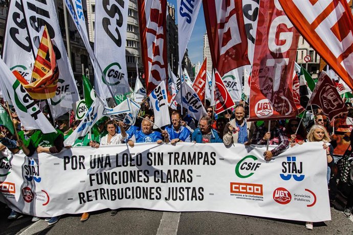 Manifestantes durante una protesta para reclamar una subida salarial, en la sede del Ministerio de Justicia.