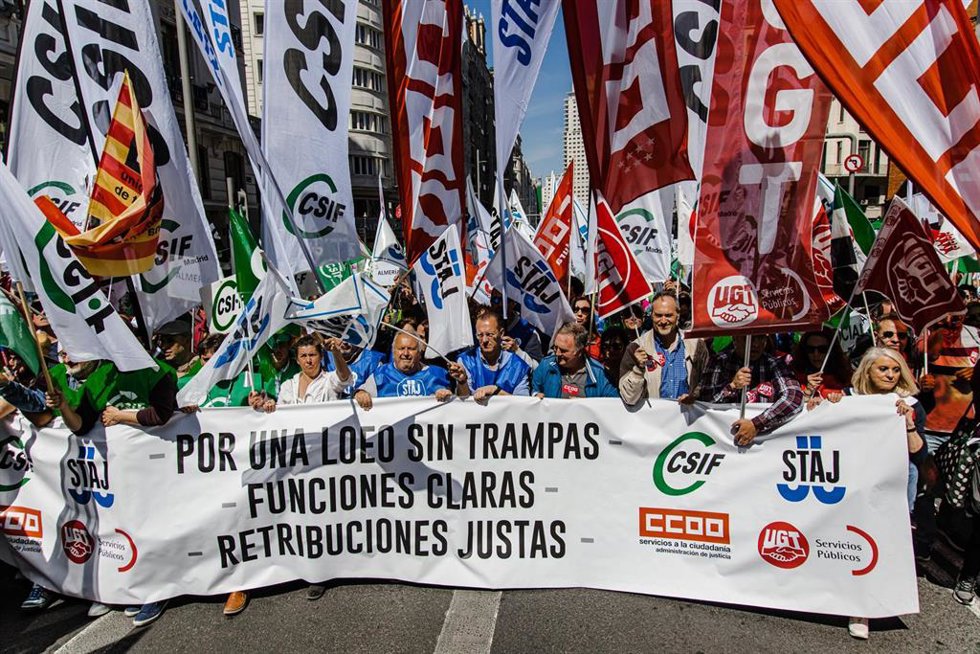 Manifestantes durante una protesta para reclamar una subida salarial, en la sede del Ministerio de Justicia.