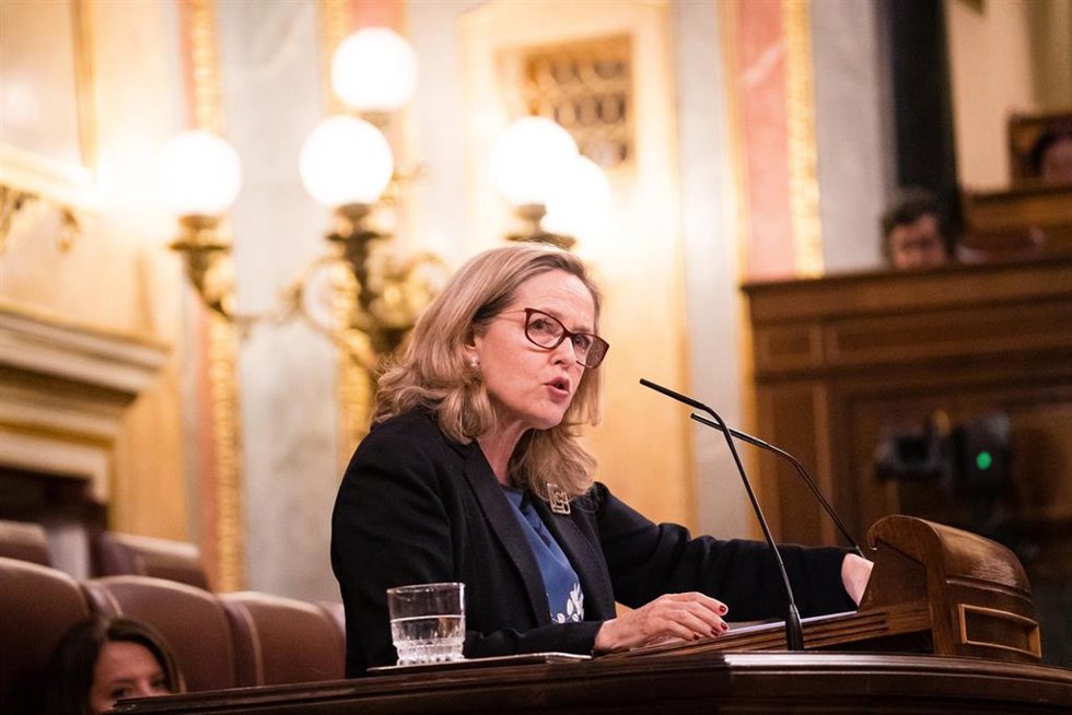 La vicepresidenta primera y ministra de Asuntos Económicos y Transformación Digital, Nadia Calviño, interviene durante una sesión plenaria en el Congreso de los Diputados, a 19 de abril de 2023, en Madrid (España).