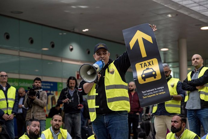 El portavoz de Élite Taxi, Tito Álvarez, sujeta un megáfono durante una concentración de taxi en la T1 del aeropuerto de Barcelona, a 17 de abril de 2023, en Barcelona, Catalunya (España). La asamblea convocada por Élite Taxi y Anget en el vestíbulo de 