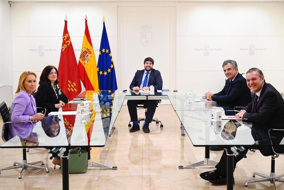 El presidente de la Comunidad Autónoma de Murcia, Fernando López-Miras, recibe en el Palacio de San Esteban a María Dolores García Mascarell, tras su reciente nombramiento como presidenta de la Universidad Católica de Murcia.