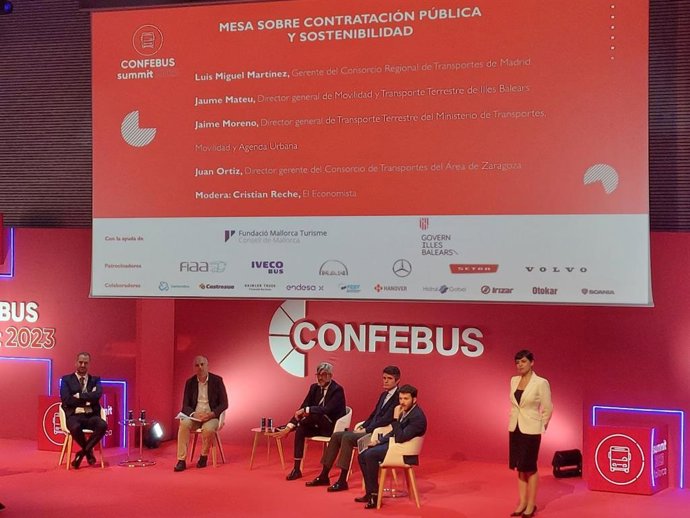 La 'Mesa sobre contratación pública y sostenibilidad' que se ha celebrado en el Palacio de Congresos con motivo del encuentro anual de Confebus en Palma.