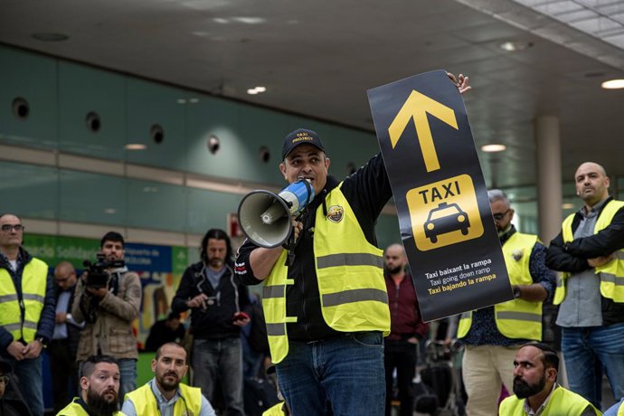 El portaveu d'Élite  Taxi, Tito Álvarez, subjecta un megfon durant una concentració de taxis a la T1 de l'aeroport de Barcelona, a 17 d'abril de 2023, a Barcelona, Catalunya (Espanya). 