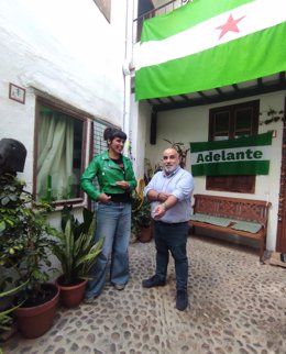 Teresa Rodríguez y Sandro Mora en una casa del casco histórico de Córdoba.