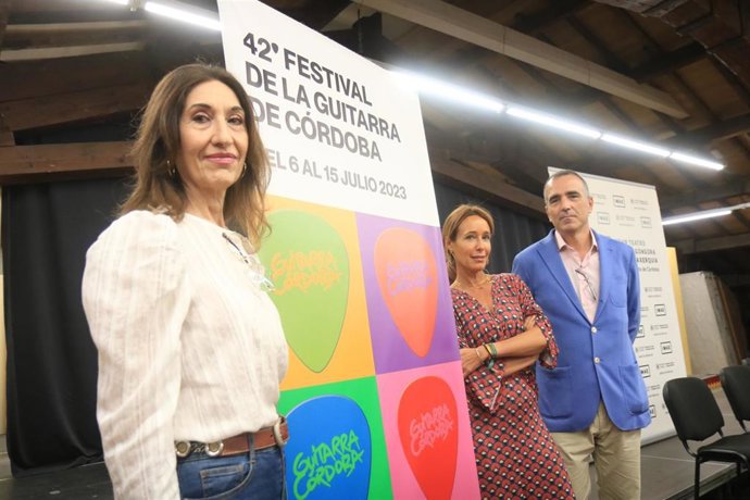 La presidenta del Instituto Municipal de las Artes Escénicas (IMAE) y delegada de Cultura, Marián Aguilar; el gerente del IMAE, Alfonso López, y la directora artística del IMAE, Ana Linares, presentan el Festival de la Guitarra.
