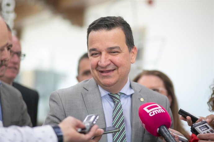 El consejero de Agricultura, Agua y Desarrollo Rural, Francisco Martínez Arroyo.