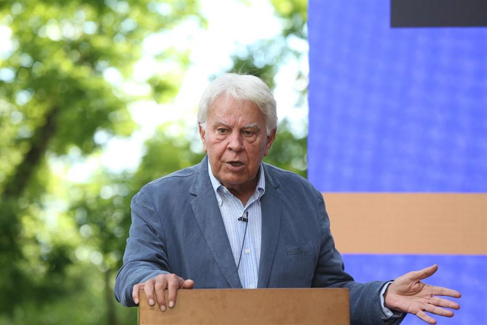 Archivo - El expresidente del Gobierno, Felipe González, durante la entrega del I Premio Rojana 'Alfredo Pérez Rubalcaba, a 21 de junio de 2021, en la Fundación Felipe González, Madrid, (España).