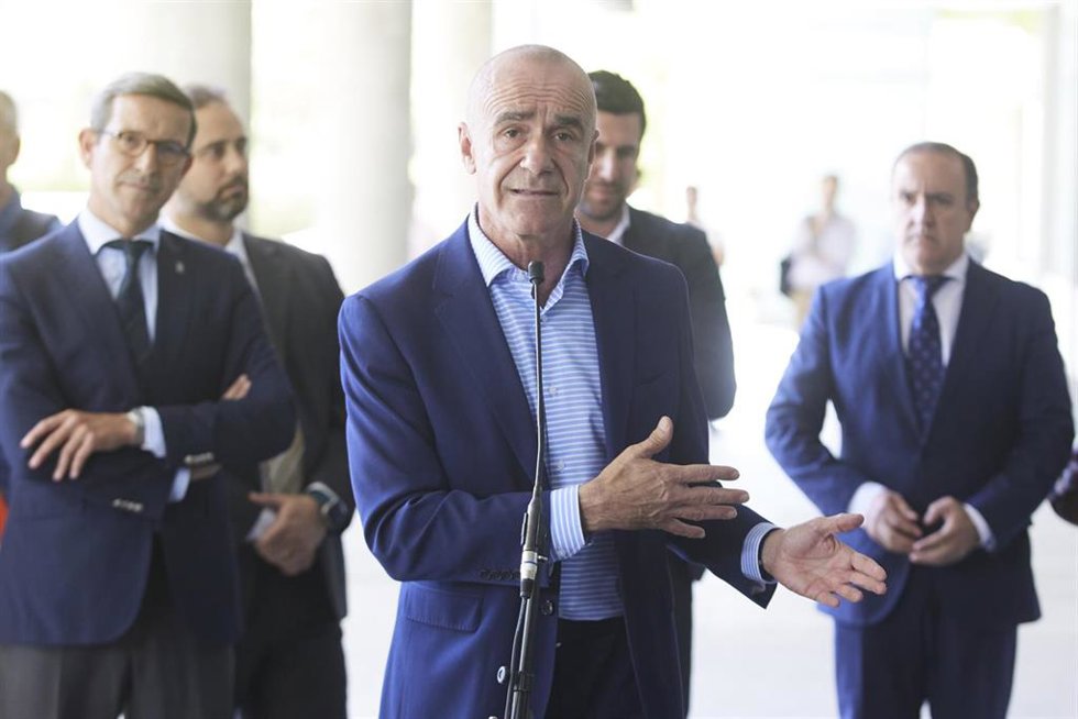 El alcalde de Sevilla, Antonio Muñoz, atiende a los medios de comunicación, durante la reunión de la Comisión de Seguimiento de Abengoa 