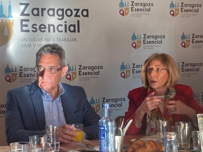 El portavoz del grupo municipal de VOX en el Ayuntamiento de Zaragoza y candidato a la Alcaldía, Julio Calvo, y la directora ejecutiva de Zaragoza Esencial, Marian Diez