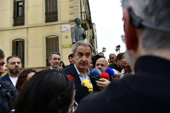 El expresidente del Gobierno, José Luis Rodríguez Zapatero, atiende a los medios durante su visita a Ceuta, a 19 de abril de 2023, en Ceuta (España). 