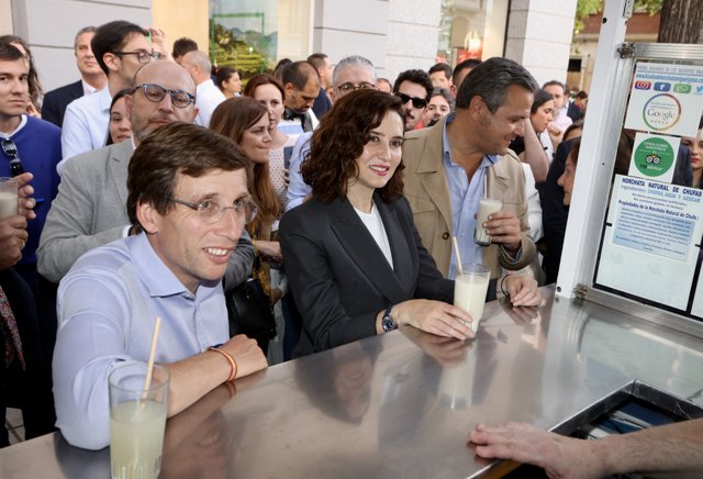 La presidenta de Madrid, Isabel Díaz Ayuso, junto al alcalde de la capital, José Luis Martínez-Almeida, visitan varios comercios y establecimientos de hostelería del distrito madrileño de Salamanca. 