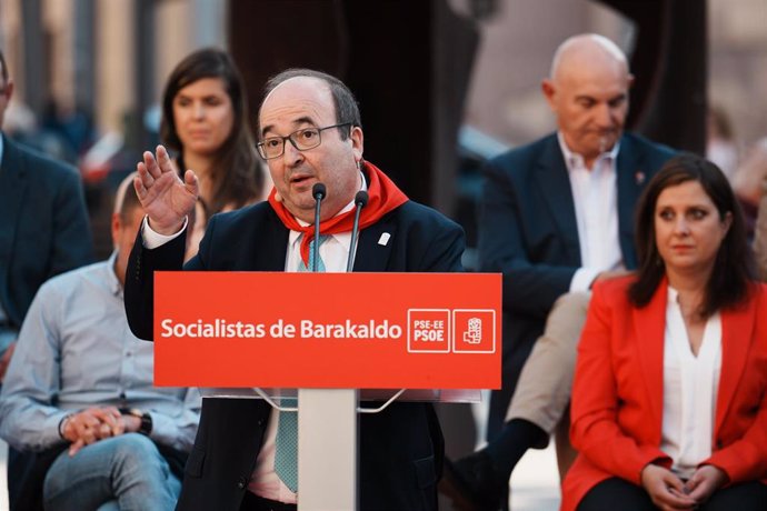 El ministro de Cultura y Deporte y presidente del PSC, Miquel Iceta, participa en un acto socialista de precampaña, en la Plaza Bide Onera, a 19 de abril de 2023, en Barakaldo 