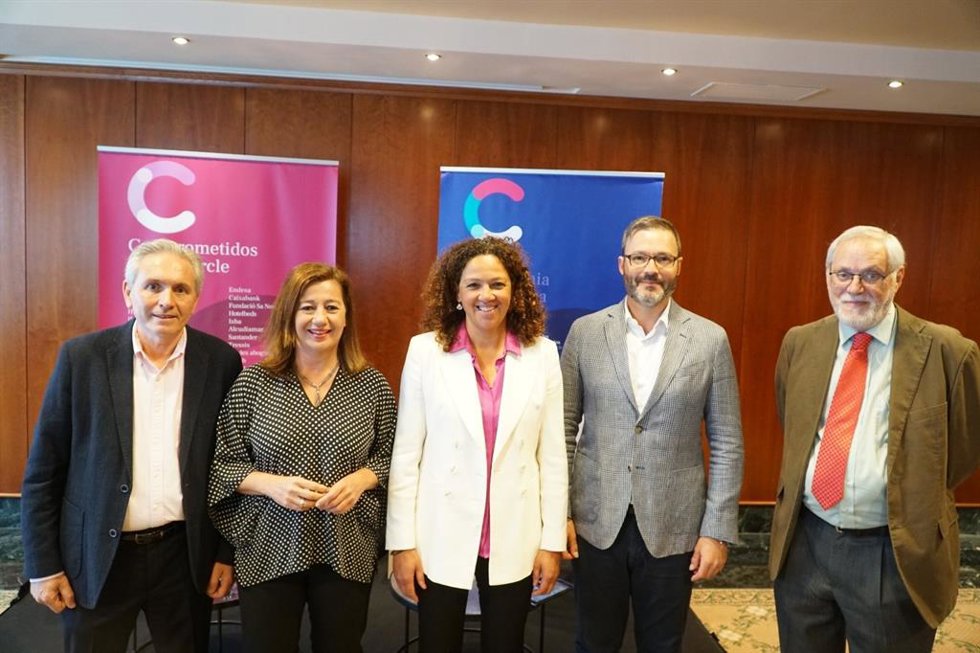 La presidenta del Govern, Francina Armengol; la presidenta del Consell de Mallorca, Catalina Cladera, y el alcalde de Palma, José Hila, en el coloquio 'I ara, la política' del Círculo de Economía