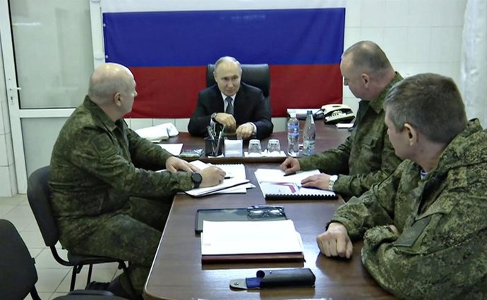 HANDOUT - 18 April 2023, Ukraine, Kherson Oblast: A screen grab released by the Russian Presidential Press Office on 18 April showing Russian President Vladimir Putin meeting with commander of Russian Airborne Forces Colonel General Mikhail Teplinsky (R