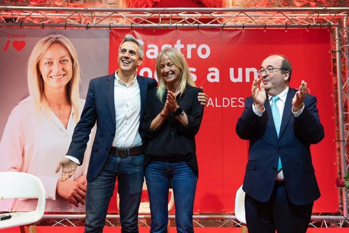 El ministro de Cultura y Deporte, Miquel Iceta, y los candidatos socialistas a la Presidencia de Cantabria, Pablo Zuloaga, y a la Alcaldía de Castro Urdiales, Susana Herrán