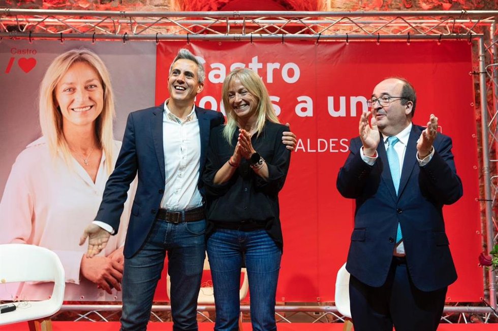 El ministro de Cultura y Deporte, Miquel Iceta, y los candidatos socialistas a la Presidencia de Cantabria, Pablo Zuloaga, y a la Alcaldía de Castro Urdiales, Susana Herrán