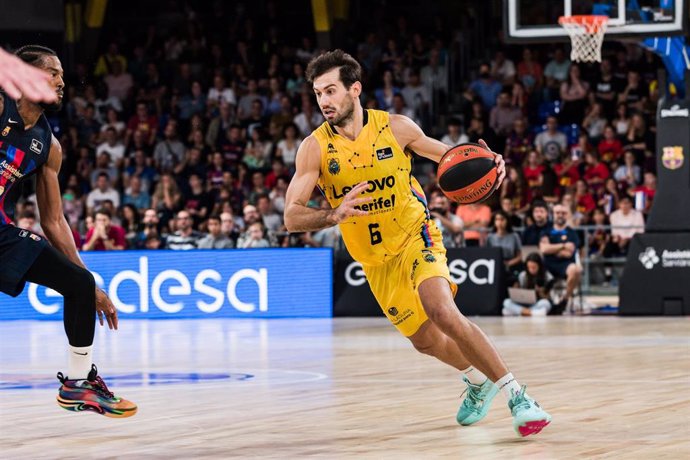 Archivo - Bruno Fitipaldo of Lenovo Tenerife in action during the ACB Liga Endesa match between FC Barcelona and Lenovo Tenerife at Palau Blaugrana on October 23, 2022 in Barcelona, Spain.