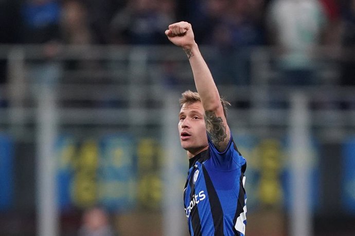 19 April 2023, Italy, Milan: Inter Milan's Nicolo Barella (L) celebrates after scoring their side's first goal during the UEFA Champions League quarter-finals second leg soccer match Inter Milan and Benfica at San Siro Stadium. Photo: Simone Spada/LaPre